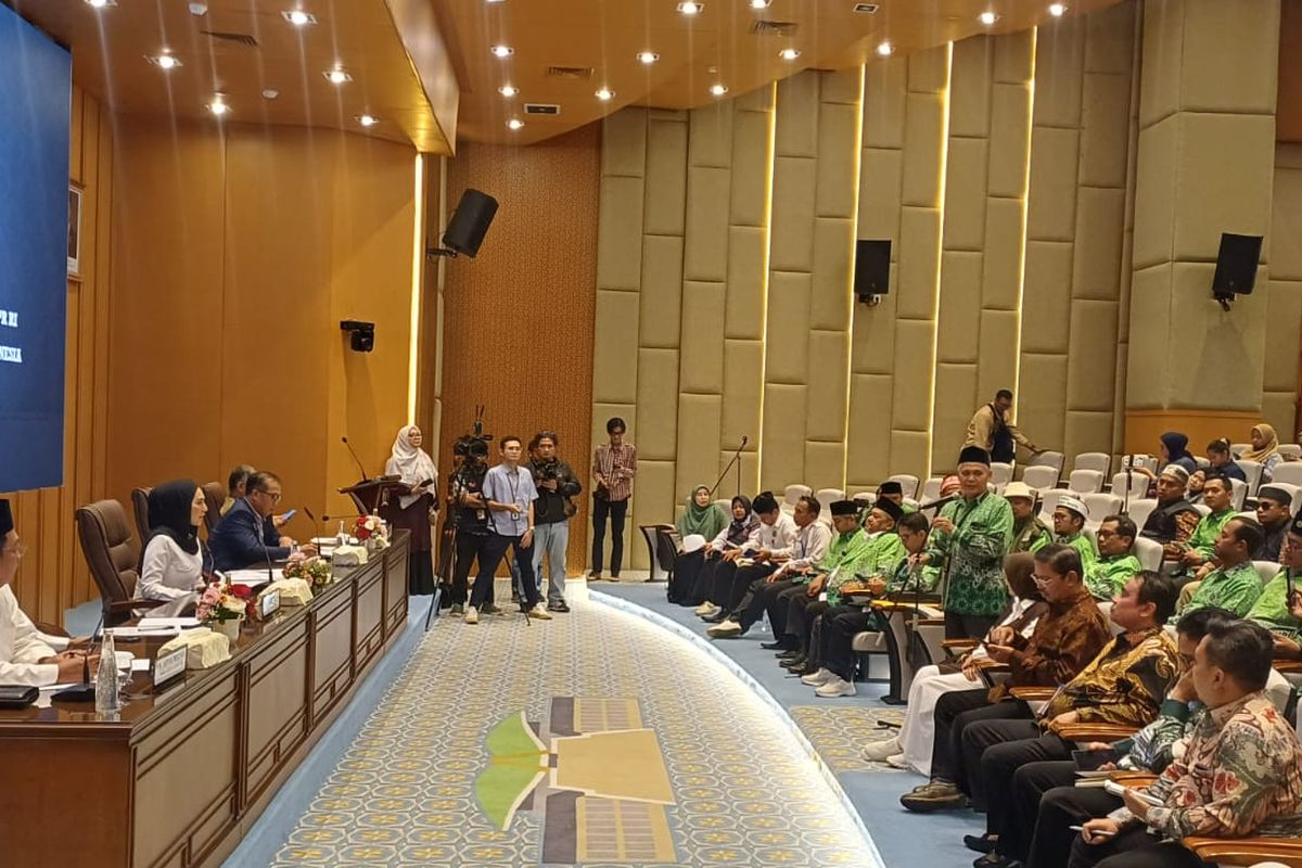 Ketua Umum Pengurus Pusat (PP) Perkumpulan Guru Madrasah (PGM) Indonesia Yaya Ropandi saat berbicara di hadapan Pimpinan DPR RI dan Komisi VIII DPR dalam audiensi yang digelar Rabu (11/2/2026) di Kompleks Parlemen, Jakarta.