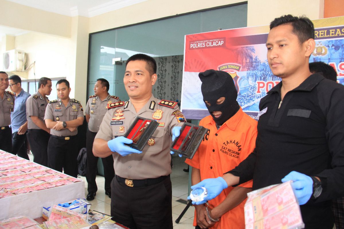 Kapolres Cilacap, Ajun Komisaris Besar Djoko Julianto memperlihatkan jenglot dan uang mainan yang digunakan dukun palsu untuk menipu korbannya, Rabu (18/10/2017).