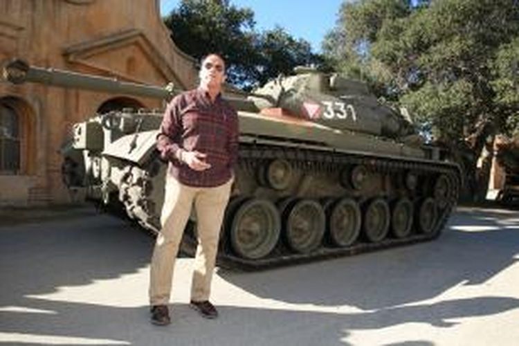 Bintang laga Arnold Schwarzenegger berpose di depan tank M47 Patton miliknya.