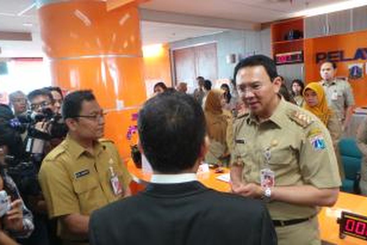 Kepala Badan Pelayanan Terpadu Satu Pintu (BPTSP) DKI Edy Junaidi Harahap dan Gubernur DKI Jakarta saat inspeksi mendadak (sidak) di BPTSP DKI, Balai Kota, Rabu (22/7/2015). 