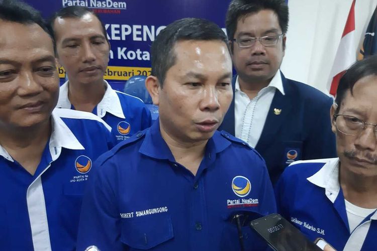 Ketua DPD Partai Nasdem Surabaya, Robert Simangunsong (tengah)