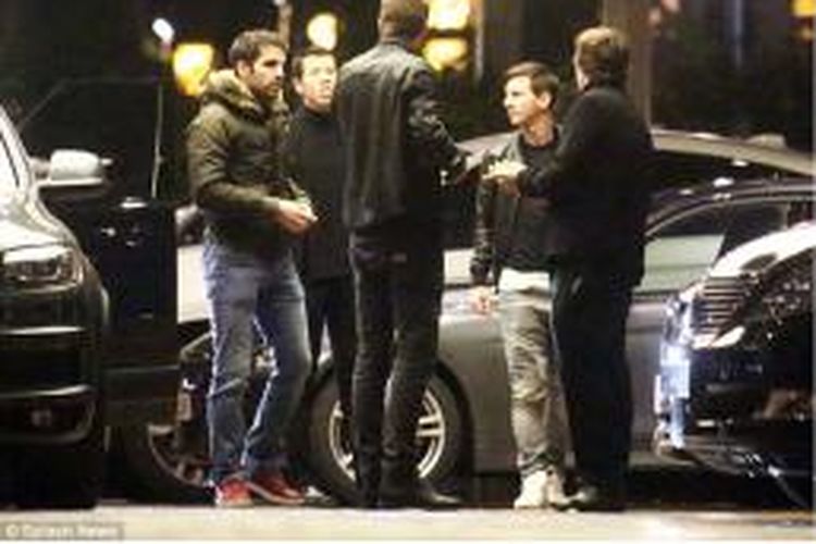 Gerard Pique (tengah) dan Cesc Fabregas (kiri) bersama dengan bintang Barcelona, Lionel Messi (2 dari kanan) berada di luar Casino de Barcelona pada Minggu (22/2/2015) malam.