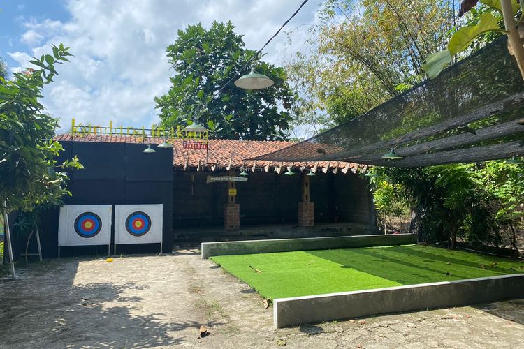 Tempat panahan tradisional di Kandang Ingkung Resto & Kopi Yogyakarta. 