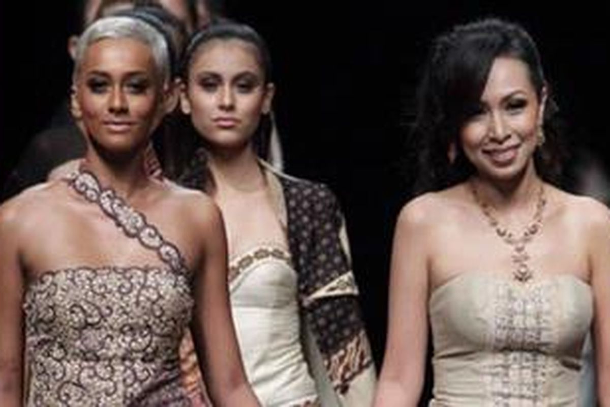 Dee Ong (kanan) mendampingi model Kimmy Jayanti saat final line-up di show-nya, Jakarta Fashion Week 2012 hari kedua, Pacific Place, Jakarta, Minggu (13/11/2011) lalu.