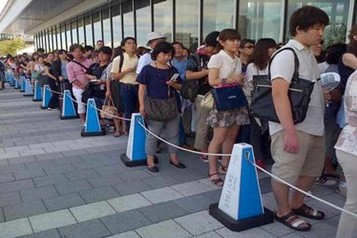 Antrean pengunjung menara SkyTree di Tokyo, Jepang, Senin (10/9/2012) siang.  
