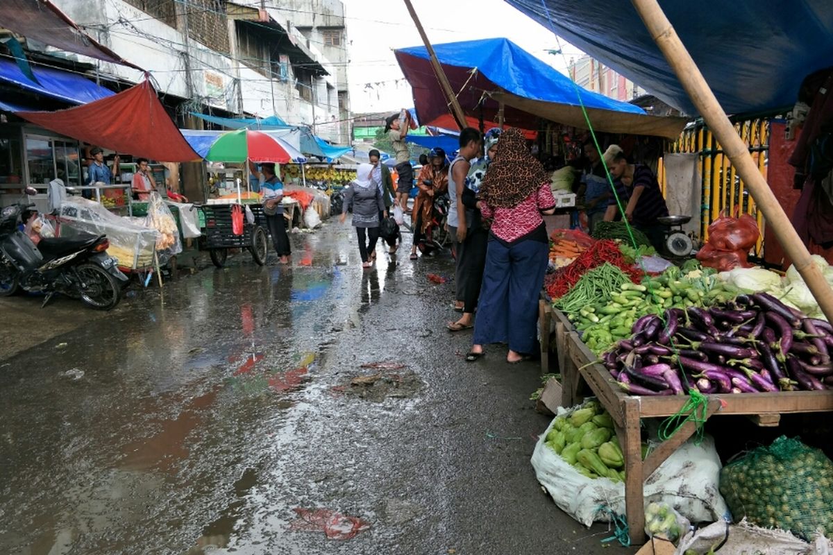Para Pedagang Kaki Lima (PKL) di Jalan Mohamad Yamin, samping Pasar Baru Bekasi, yang menolak direlokasi ke blok II, Selasa (22/1/2019).
