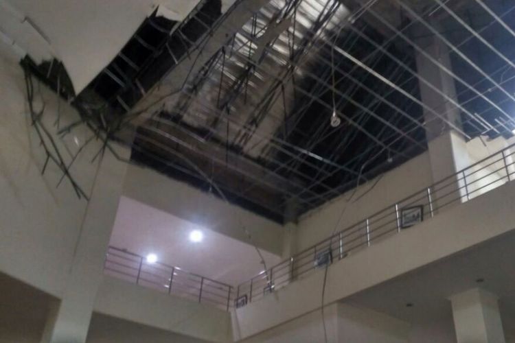 Atap kantor Bupati Tasikmalaya ambrol akibat diguncang gempa magnitudo 6,9, Jumat (15/12/2107).