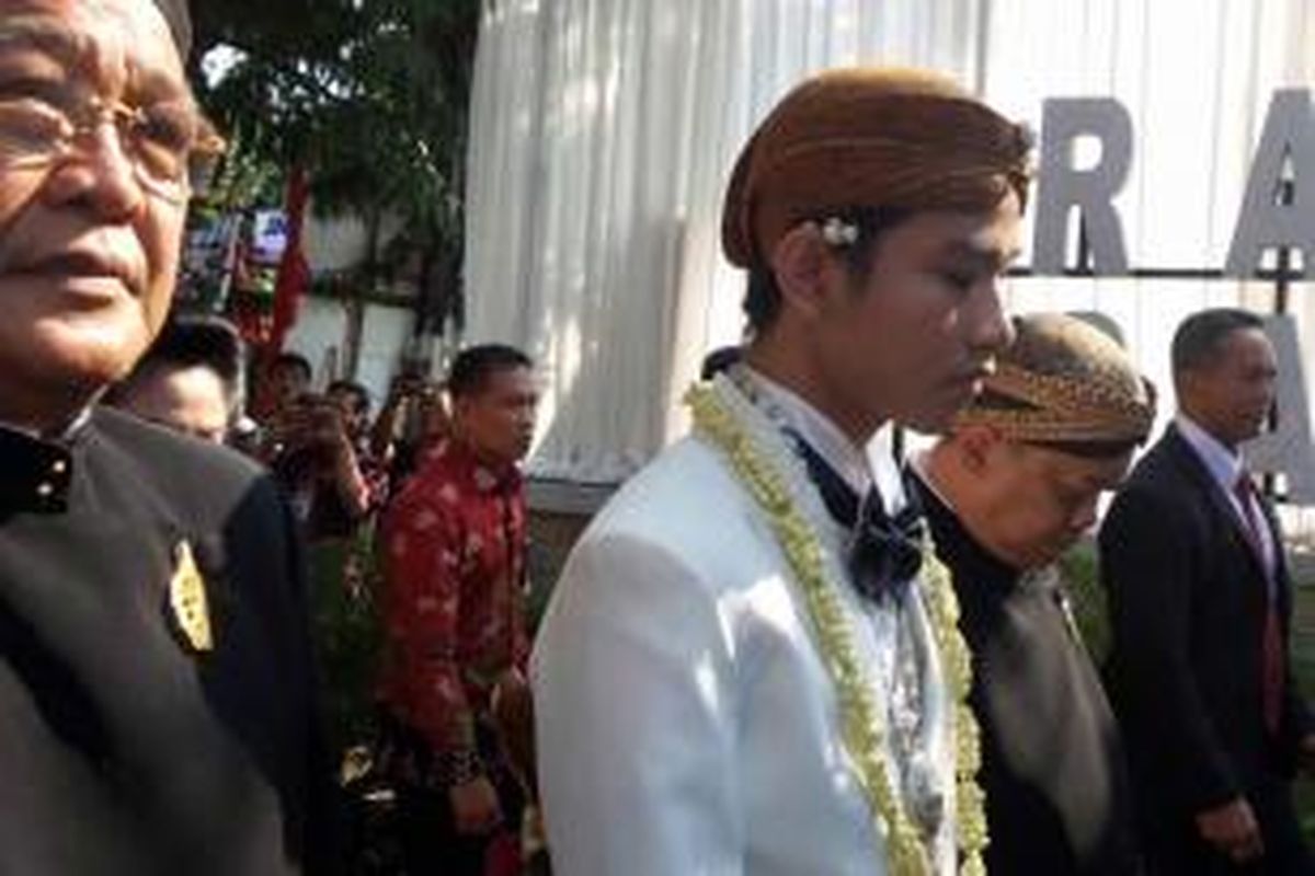 Putra sulung Presiden Joko Widodo, Gibran Rakabuming Raka, berjalan kaki menuju gedung Graha Saba Buwana untuk proses ijab qabul, Kamis (11/6/2015).