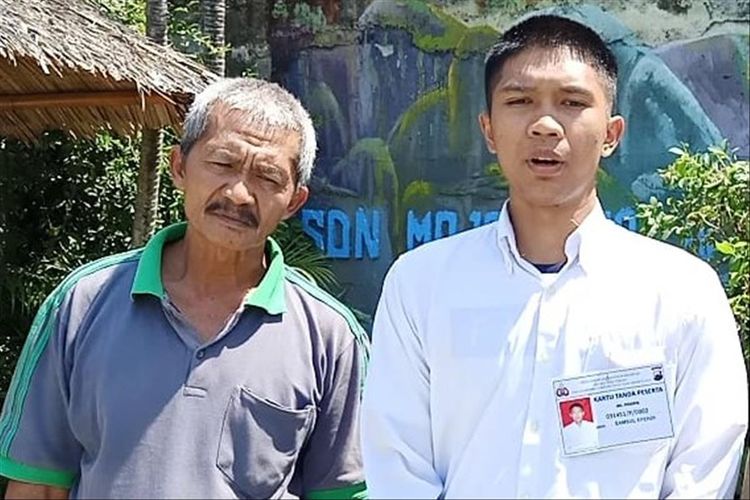 Samsul Efendi (19) bersama ayahnya Supardi (57) di Solo, Jawa Tengah.