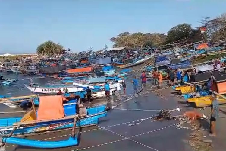 Kepala nelayan yang terparkir di Pelabuhan TPI Pamayangsari, Cipatujah, Kabupaten Tasikmalaya, Jawa Barat, karam karena terbawa gelombang tinggi pada Jumat (18/8/2023).
