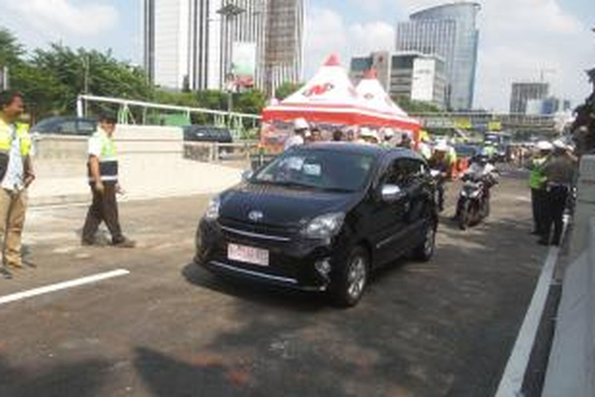 Sejumlah kendaraan yang sudah diperbolehkan melintas di jalan layang Kuningan sisi selatan, Rabu (30/12/2015). Dengan adanya jalan layang ini, nantinya kendaraan dari arah Pancoran yang hendak mengarah ke Semanggi dapat melintas langsung tanpa harus berhenti terlebih dahulu di perempatan Kuningan.