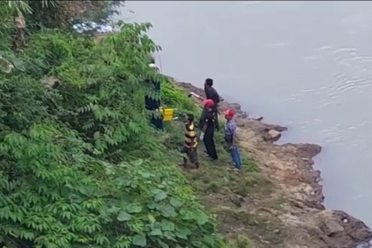 Warga saat mencari pemotor yang masuk ke dasar jurang di samping Sungai Cipeles, Jembatan Dano, Sumedang, Jabar, Minggu (24/7/2022) siang. 