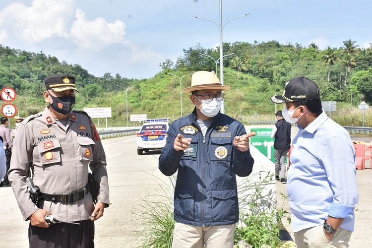 Bupati Sumedang Dony Ahmad Munir (kanan) bersama dengan Gubernur Jawa Barat Ridwan Kamil (tengah) meninjau secara langsung persiapan Tol Cisumdawu dalam menyambut arus mudik Lebaran 1443 Hijriah (H), Minggu (24/4/2022). 