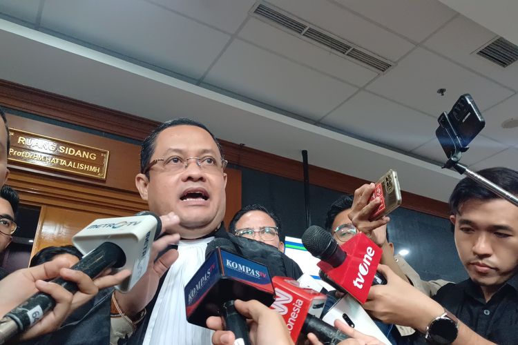 Pengacara eks Menteri Perdagangan Thomas Trikasih Lembong alias Tom Lembong, Ari Yusuf Amir saat ditemui usai persidangan di Pengadilan Tipikor Jakarta Pusat, Kamis (13/3/2025).