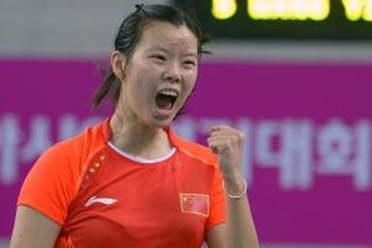 Pebulu tangkis Tiongkok, Li Xuerui, berteriak merayakan kemenangannya atas pemain Korea, Sung Jih-yun, pada partai pertama final beregu putri Asian Games di Incheon, Korea Selatan, Senin (22/9/2014).