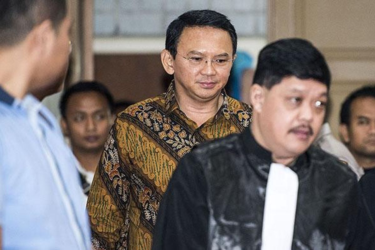 Gubernur DKI Jakarta Basuki Tjahaja Purnama berjalan menuju ruang sidang saat sidang lanjutan kasus dugaan penodaan agama di auditorium Kementerian Pertanian, Jakarta, Selasa (21/2/2017). Sidang lanjutan tersebut beragenda mendengarkan keterangan empat orang saksi yaitu Wakil Rais Aam Pengurus Besar Nahdlatul Ulama ( PBNU) yang juga sebagai Ahli agama Islam KH Miftahul Akhyar, ahli agama Yunahar Ilyas, ahli hukum pidana Majelis Ulama Indonesia (MUI) Abdul Chair dan ahli pidana Universitas Islam Indonesia Yogyakarta Mudzakkir.