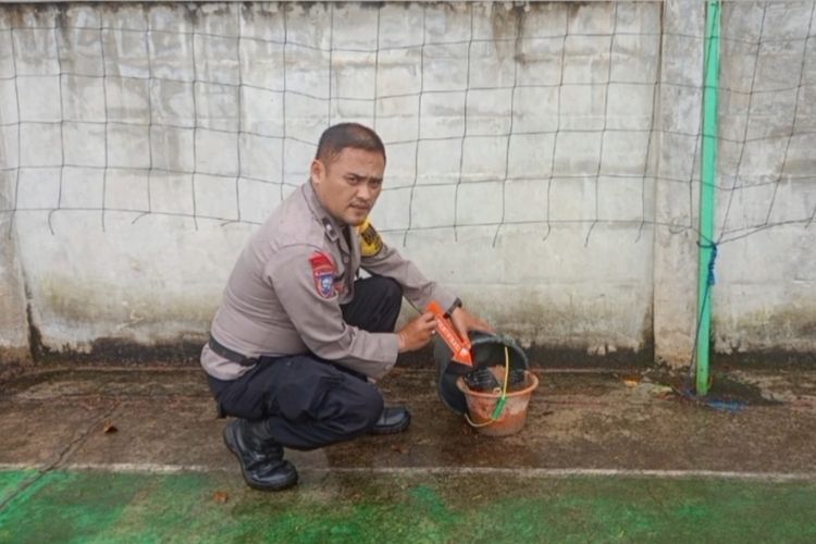 Granat yang ditemukan warga Sumedang diledakkan aparat kepolisian di lapang Desa Mangunarga, Cimanggung, Sumedang. DOK. PRIBADI