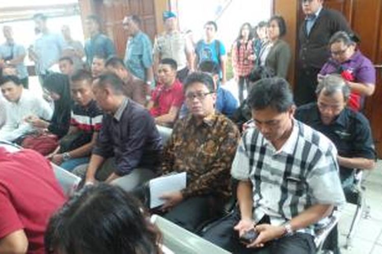 Pelaksana Tugas Sekretaris Jenderal PDI-P Hasto Kristiyanto duduk di ruang sidang untuk menjadi saksi sidang Pengadilan Negeri Jakarta Selatan, Selasa (10/2/2014). Hasto akan bersaksi untuk praperadilan penetapan Komjen  Budi sebagai tersangka.