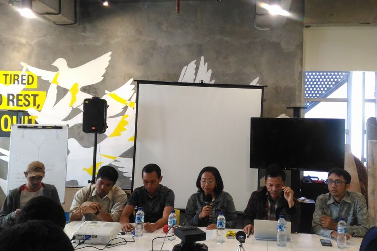 (Kiri-kanan) Arif Nur Fikri (KontraS), Ikhsan Yorie (Setara Institute), Al Araf (Imparsial), Veda (Amnesty International) Usman Hamid (Amnesty International), Arif Maulana (LBH), dan Rizky Yudha (ILR) yang tergabung dalam koalisi masyarakat sipil di kantor Amnesty International, Jakarta, Senin (17/12/2018).