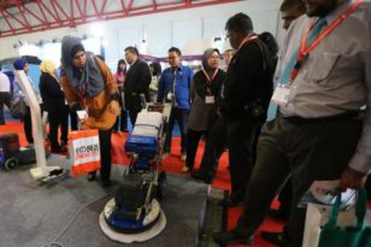 Pengunjung memperhatikan produk alat kebersihan dalam Clean and Laundry Expo 2015 di Jakarta International Expo, Kemayoran, Jakarta, Kamis (26/3/2015). Pameran yang berlangsung hingga 28 Maret ini diikuti oleh sekitar 70 peserta, memamerkan teknologi berbagai produk kebersihan dan alat pencucian.