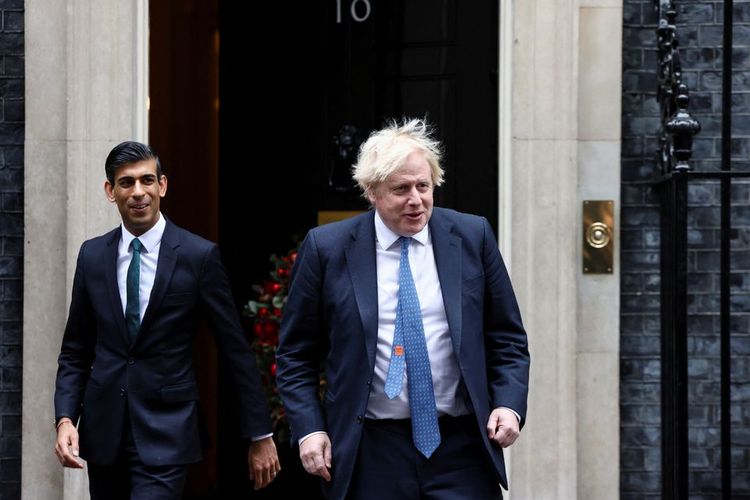 Perdana Menteri Inggris Boris Johnson dan Menteri Keuangan Rishi Sunak berjalan keluar dari Downing Street untuk bertemu Michelle Ovens, di London, Inggris, Sabtu (1/12/2021).