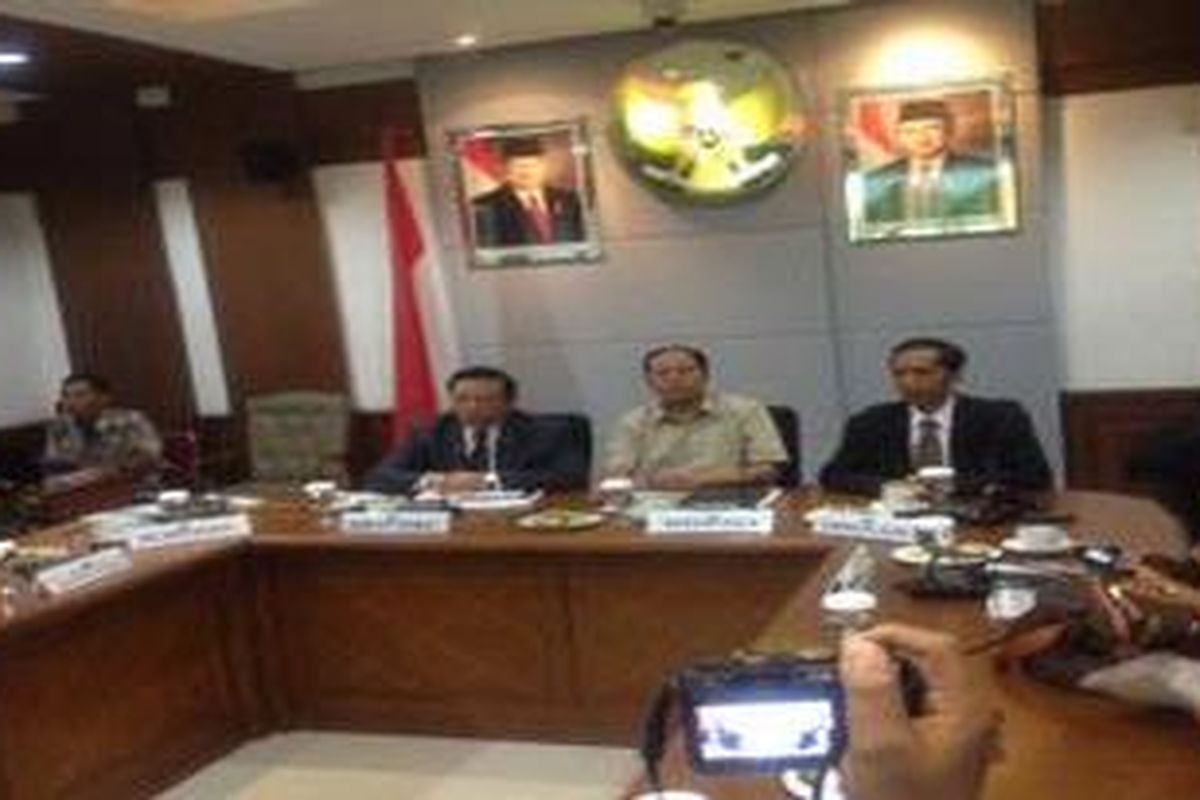 Gubernur DKI Jakarta, Joko Widodo (kanan), bersama Menpera, Djan Faridz (tengah), dan Menko Kesra, Agung Laksono (kiri) membahas normalisasi Kali Ciliwung, di Jakarta, Jumat, (23/11/2012).