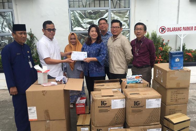 Komunitas warga Singapura (Batam Singapore Community Club) di Batam, Kepulauan Riau (Kepri) memberikan bantuan alat kesehatan.