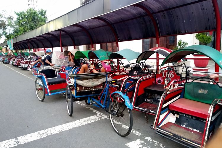 Pangkalan pengayuh becak di Jalan Soekarno-Hatta Kota Blitar, Kamis (10/6/2021)