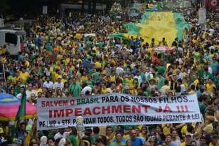 Sekitar 1,4 juta warga turun ke jalan-jalan kota Sao Paulo, Brasil menuntut kongres segera memakzulkan Presiden Dilma Roussef.