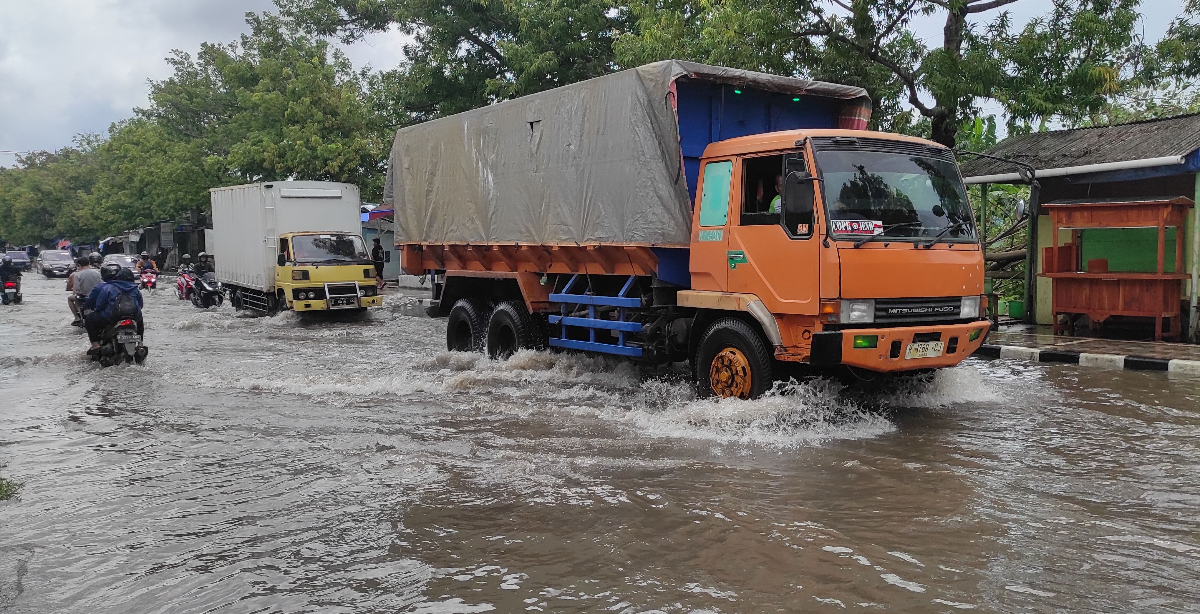 Jalan Raya Demak-Kudus Terendam Banjir, Lalu Lintas Masih Ramai Lancar 