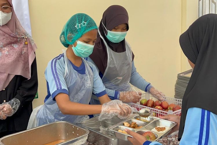 Cerita Siswa di Solo Bantu SPPG Saat Uji Coba MBG Prasmanan: Seru, Jadi Pegawai Sementara