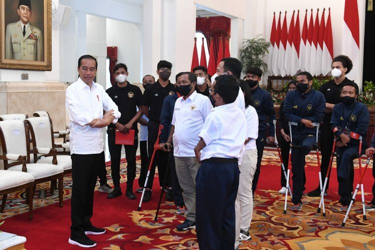Presiden Joko Widodo saat berbincang dengan pengurus Persatuan Sepak Bola Amputasi Indonesia (PSAI) dan para atlet serta pelatih tim nasional (timnas) sepak bola amputasi di Istana Negara, Jakarta, Rabu (21/9/2022)