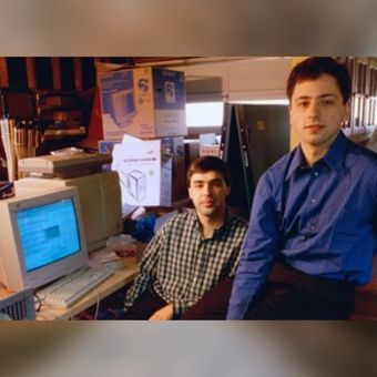 Larry Page dan Sergey Brin, duo pendiri Google berpose di kantor pertama Google yang tak lain merupakan garasi rumah Susan Wojcicki.