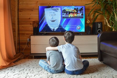 Bahaya jika Terlalu Dekat, Berikut Ini Jarak Menonton TV Paling Ideal