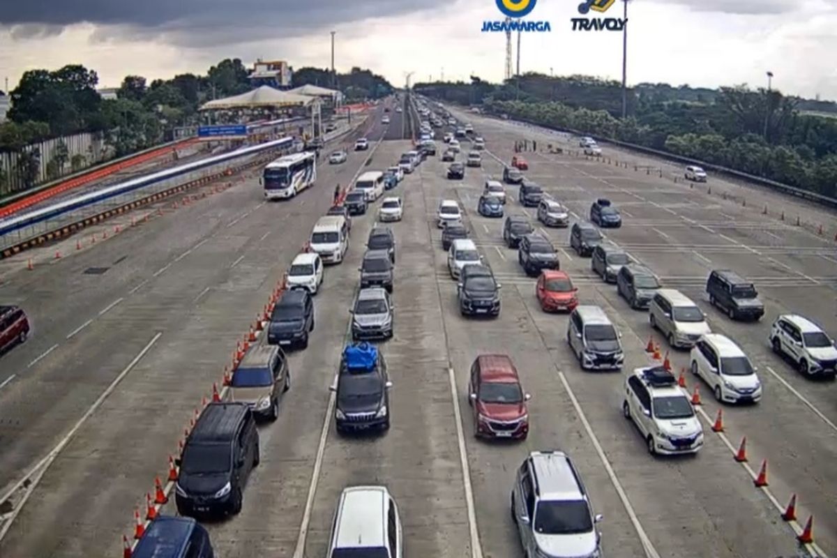 Kondisi arus lalu lintas di GT Cikampek Utama 1 pada pukul 13.57 WIB.