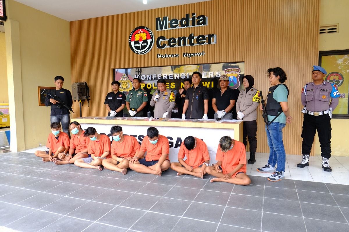 Kepolisian Resor Ngawi mengamankan 11 pelaku pengerusakan 2 buah sepeda motor milik warga kecamatan Sine. Ke 11 pelaku melakukan konvoi dengan memblayer kendaraan mereka usai menggelar acara syukuran hing amenimbulkan kesalah pahaman dengan korban.