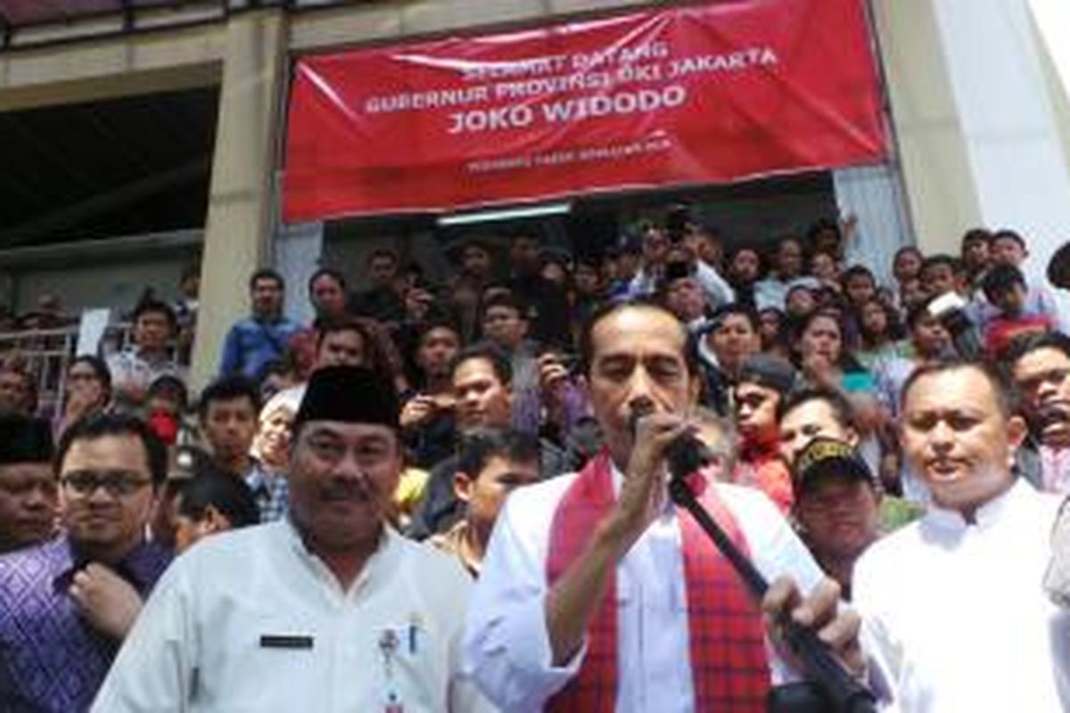 Gubernur Jakarta Joko Widodo saat meresmikan pasar tradisional Jembatan Dua, Jakarta Barat, Jumat (16/5/2014).