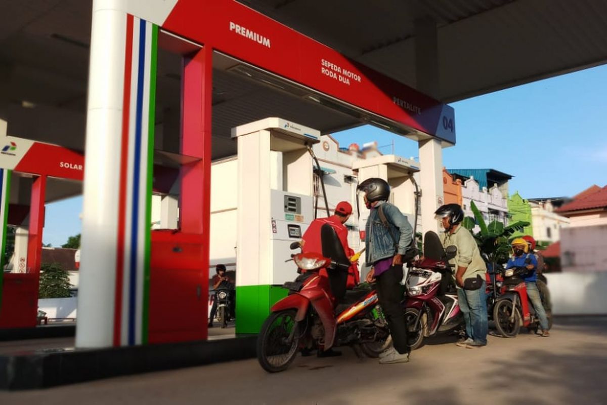 Ilustrasi: Pelanggan BBM jenis Premium mengantri di salah satu SPBU di Kepulauan Riau.