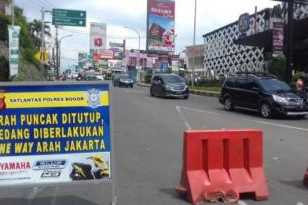 Polres Bogor memberlakukan satu arah dari Puncak ke Jakarta, Minggu (27/12/2015) 