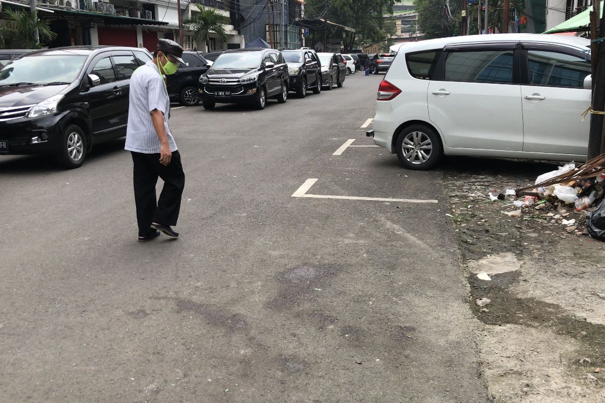 Sisa-sisa bercak darah bekas pengeroyokan di depan sebuah kafe di Jalan Falatehan, Kebayoran Baru, Jakarta Selatan masih terlihat pada Senin (19/4/2021) siang.