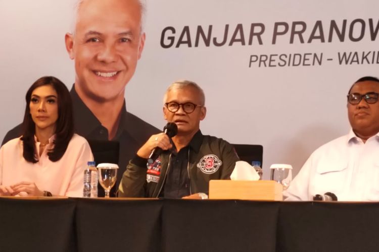 Politikus PDI-P Aria Bima (tengah) saat berbicara dalam konferensi pers di Media Center TPN Ganjar-Mahfud, Jalan Cemara, Jakarta Pusat, Selasa (30/1/2024).