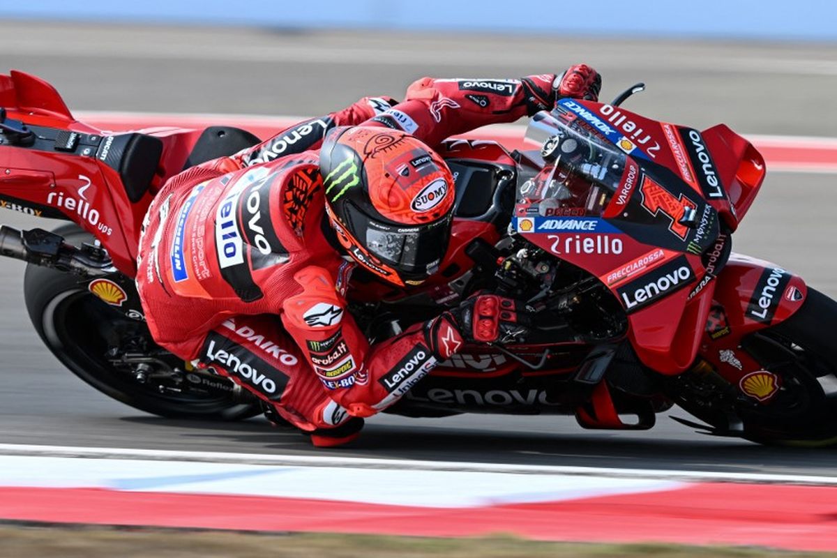 Pebalap Ducati, Francesco Bagnaia, saat beraksi pada sesi Free Practice MotoGP Mandalika 2023 di Sirkuit Mandalika, Lombok, Nusa Tenggara Barat, Jumat (13/10/2023). (Photo by Sonny TUMBELAKA / AFP)