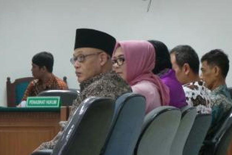 Anggota Komisi VII DPR RI Tri Yulianto mengenakan peci hitam, bersaksi dalam sidang kasus dugaan suap di lingkungan SKK Migas dengan terdakwa mantan Kepala SKK Migas di Pengadilan Tindak Pidana Korupsi, Jakarta, Selasa (18/2/2014).