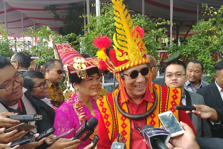 Menteri Hukum dan HAM Yasonna H Laoly mengenakan pakaian adat Nias saat menghadiri upacara peringatan HUT RI ke-72 di Istana, Kamis (17/8/2017).