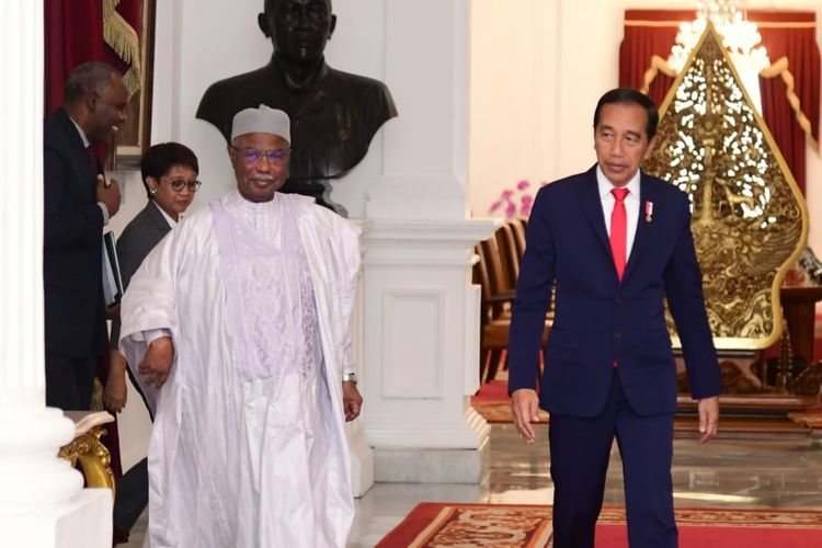 Presiden Joko Widodo saat menerima kunjungan Sekretaris Jenderal Organisasi Kerja Sama Islam (OKI), Hissein Brahim Taha, di Istana Merdeka, Jakarta, pada Senin (7/8/2023).
