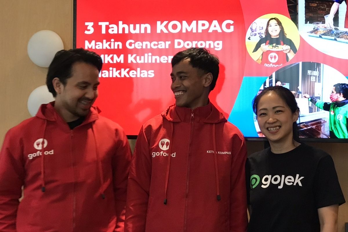 Group Head of Merchant Marketing Gojek dan GoTo Financial, Bayu Ramadhan (kiri); Pemilik Usaha Pancong Ruang Rasa dan Ketua KOMPAG Depok, Lathiful Amri (tengah); dan Head of Food & Platform Merchant Marketing GoTo, Felicia Wijaya dalam diskusi bersama media di Jakarta, Senin (17/10/2022). 