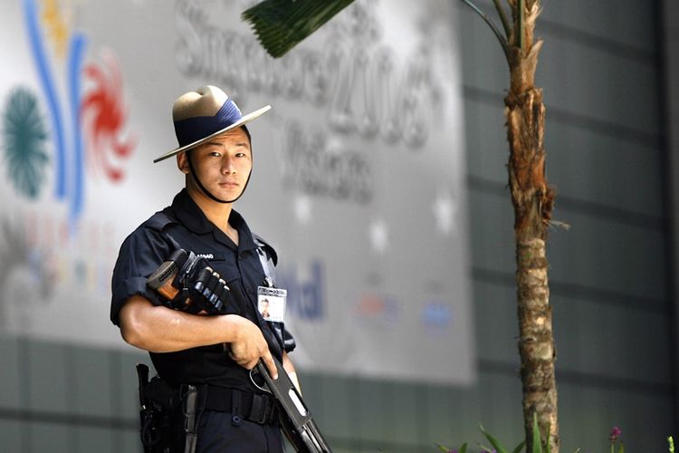 Satuan Khusus Gurkha dari kepolisian Singapura, beranggotakan suku asli Nepal yang dilengkapi senapan laras panjang dan pisau melengkung, khukri.