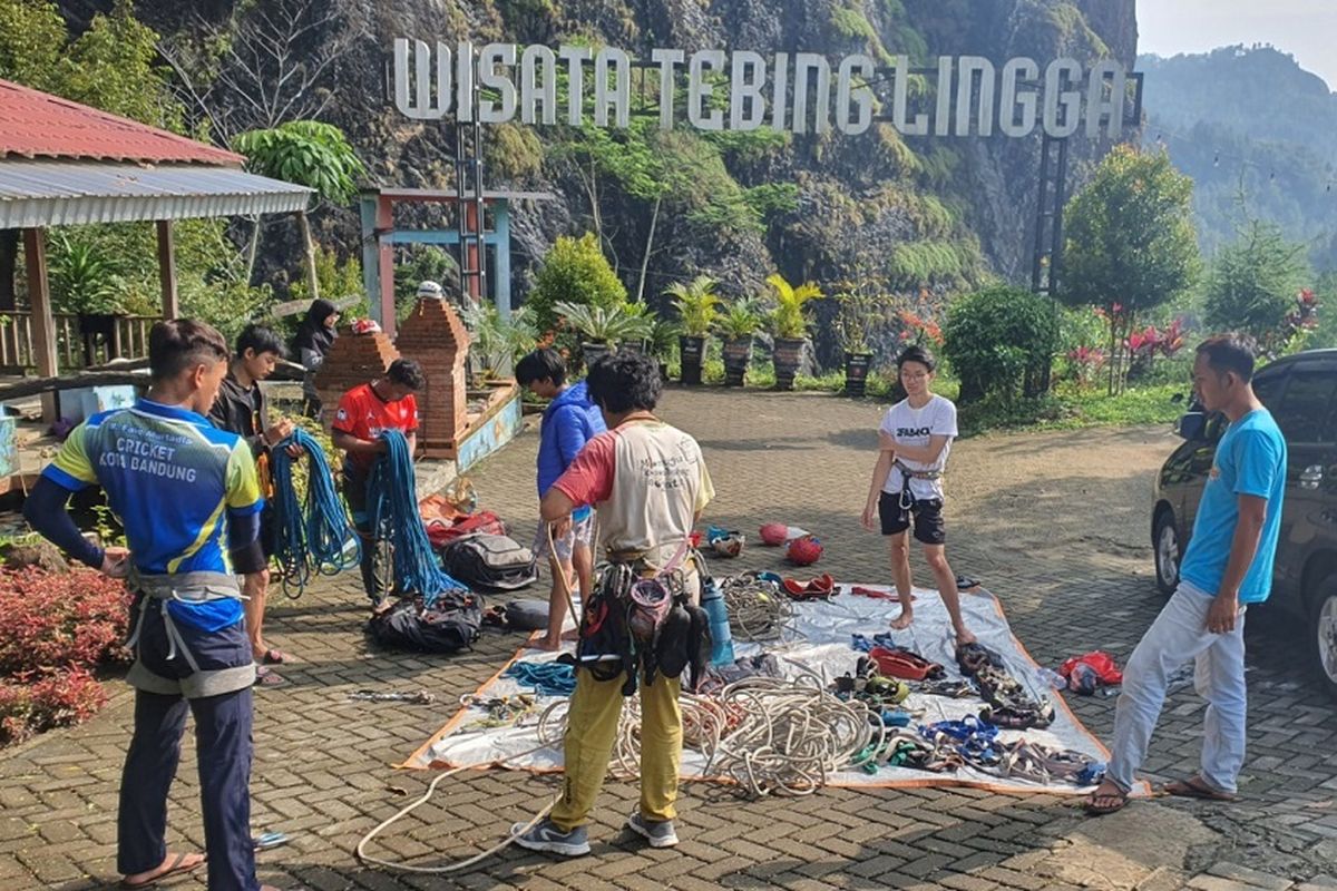 Tim pengibar bendera merah putih di Tebing Lingga Trenggalek, melakukan persiapan pemanjatan.
