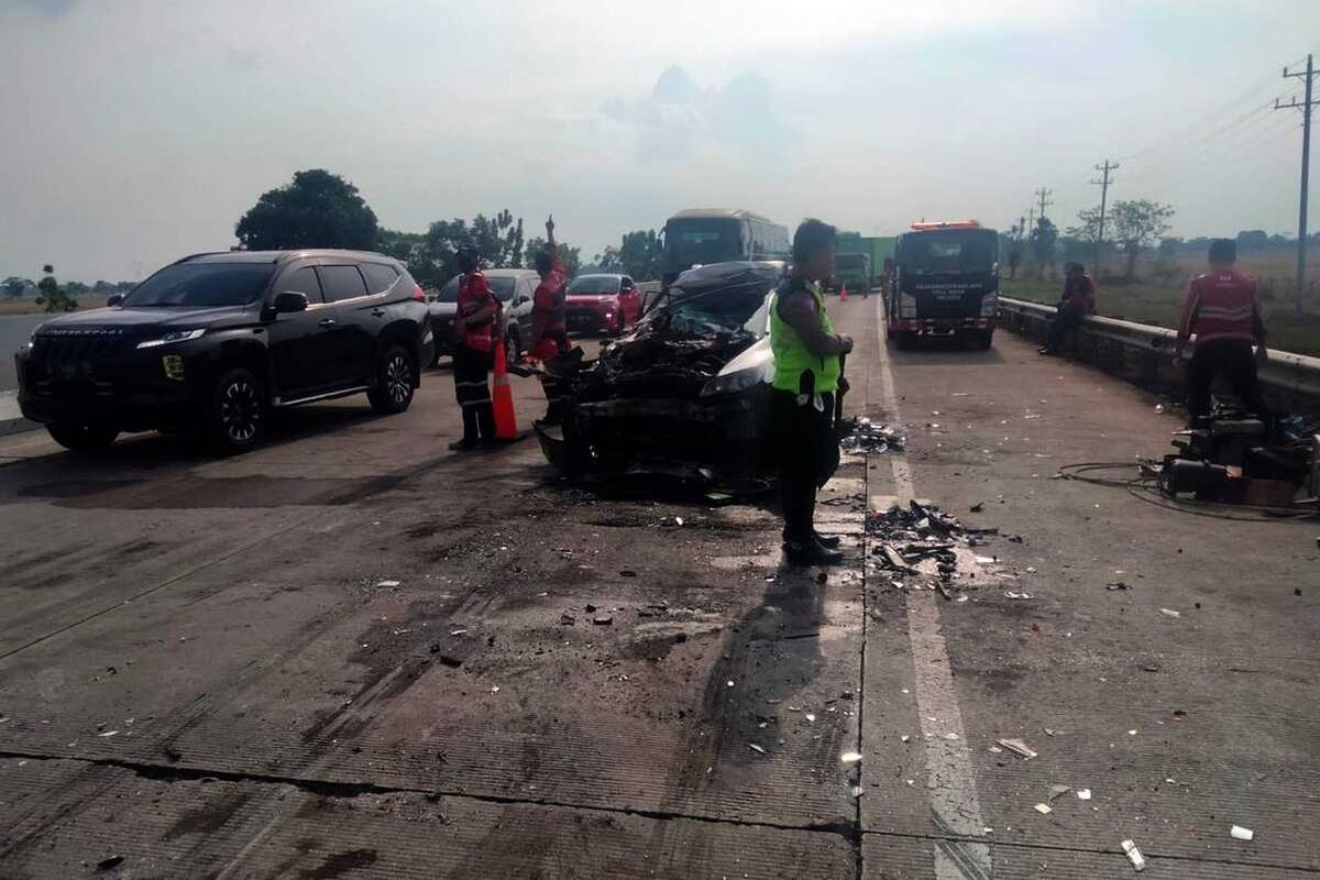 Petugas mengevakuasi korban dan kendaraan yang terlibat kecelakaan di jalan tol ruas Pejagan-Pemalang Kilometer 253, Kabupaten Brebes, Jawa Tengah, Minggu (18/9/2022).

