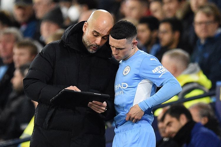 Pelatih Man City Pep Guardiola memberi bekal taktik kepada Phil Foden pada leg pertama perempat final Liga Champions kontra Atletico Madrid di Stadion Etihad, Manchester, Rabu (6/4/2022) dini hari WIB. Terdekat, Man City akan melawan Brentford pada pekan ke-16 Liga Inggris 2022-2023. Laga Man City vs Brentford dijadwalkan berlangsung di Stadion Etihad pada Sabtu (12/11/2022) malam WIB.